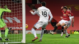 Bek Manchester United Victor Lindelof (kanan) mencetak gol keempat timnya selama selama pertandingan sepak bola Liga Premier Inggris antara Manchester United melawan Leeds United di Old Trafford, Manchester, Inggris, Senin (20/12) dini hari WIB. Michael Regan / POOL / AFP
