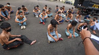 Sejumlah pelajar SMK dari Bogor diamankan di Mapolres Kota Serang, Banten, Senin (21/12/2020).  [ANTARA FOTO/Asep Fathulrahman]
