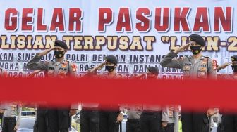 Anggota kepolisian mengikuti Apel Gelar Pasukan Operasi Lilin Jaya 2020 di kawasan Monumen Nasional (Monas), Jakarta, Senin (21/12/2020).  [ANTARA FOTO/Hafidz Mubarak]
