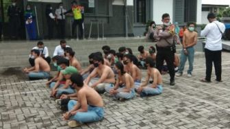 Pelajar dari Bogor dan Depok Bentrok di Stasiun Serang, Dua Kena Celurit