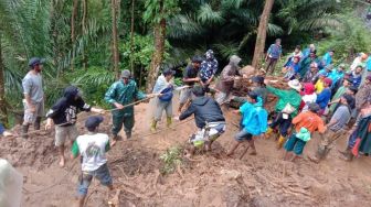 Tutup Jalan Raya, Warga Gowa Gotong Royong Bersihkan Material Longsor