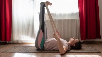 6 Artis Hobi Yoga, Pose Inul Daratista Bikin Mikir Keras
