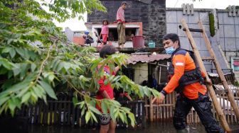 Wakil Gubernur Sulsel Evakuasi Warga Korban Banjir di Atap Rumah