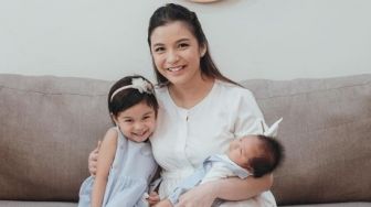3 Potret Chelsea Olivia Momong Dua Anak, Bak Kakak Adik!