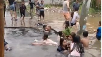 Viral Anak-anak di Makassar Asyik Main Air saat Banjir, Serasa di Waterpark