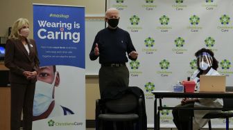 Presiden AS terpilih Joe Biden usai disuntik vaksin Covid-19di ChristianaCare, Rumah Sakit Christiana di Newark, Delaware, Senin, 21 Desember 2020. [ALEX EDELMAN / AFP]