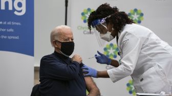 Perawat menyuntikkan dosis pertama vaksin Covid-19 kepada Presiden AS terpilih Joe Biden di ChristianaCare, Rumah Sakit Christiana di Newark, Delaware, Senin, 21 Desember 2020. [ALEX EDELMAN / AFP]
