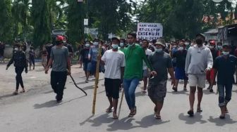 Tegang! Ratusan Warga Sidoarjo Bawa Pentungan Tolak Eksekusi Lahan Balai Desa Kemiri