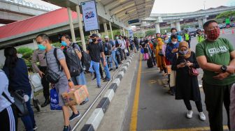 Calon penumpang pesawat mengantre untuk mengikuti tes cepat antigen di area Terminal 2 Bandara Soekarno Hatta, Tangerang, Banten, Selasa (22/12/2020). [ANTARA FOTO/Fauzan]