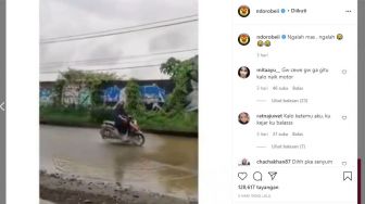 Aksi Ibu Pacu Motor Terobos Genangan Air, Ujung-ujungnya Begini