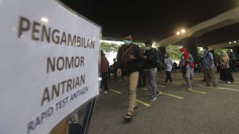 Sejumlah calon penumpang mengantre untuk mengikuti rapid tes antigen di Stasiun Gambir, Jakarta, Selasa (22/12/2020). [Suara.com/Angga Budhiyanto]