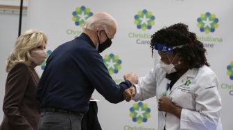 Presiden AS terpilih Joe Biden bersalaman dengan perawat di ChristianaCare, Rumah Sakit Christiana di Newark, Delaware, Senin, 21 Desember 2020. [ALEX EDELMAN / AFP]