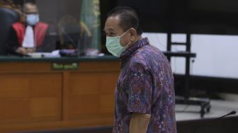 Terpidana kasus cessie Bank Bali Djoko Soegiarto Tjandra selaku terdakwa perkara suap kepada jaksa dan perwira tinggi Polri serta pemufakatan jahat, bersiap meninggalkan ruang sidang usai menjalani sidang pembacaan vonis di Pengadilan Negeri Jakarta Timur, Selasa (22/12/2020). [Suara.com/Angga Budhiyanto]