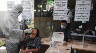 Warga mengikuti rapid tes antigen di Stasiun Gambir, Jakarta, Selasa (22/12/2020). [ANTARA FOTO/Akbar Nugroho Gumay]