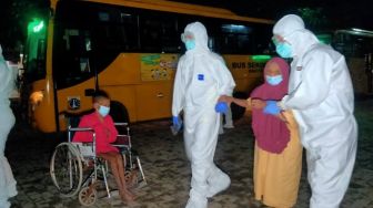 Positif Corona, 66 Lansia Dibawa ke RSUK Duren Sawit Pakai Bus Sekolah