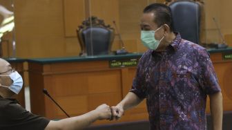 Terpidana kasus cessie Bank Bali Djoko Soegiarto Tjandra (kanan) selaku terdakwa perkara suap kepada jaksa dan perwira tinggi Polri serta pemufakatan jahat, menyalami jaksa penuntut umum sebelum menjalani sidang pembacaan vonis di Pengadilan Negeri Jakarta Timur, Selasa (22/12/2020). [Suara.com/Angga Budhiyanto]