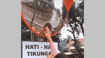 Iseng Sentuh Cermin Tikungan, Wanita Ini Baru Sadar Apa yang Dia Pegang