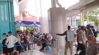 Daftar Online Rapid Tes Antigen, Penumpang Pesawat Tetap Antre di Soetta