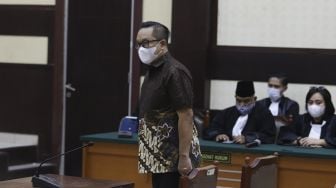 Terdakwa kasus suap penghapusan red notice Djoko Tjandra, Brigjen Pol Prasetijo Utomo bersiap menjalani sidang pembacaan vonis di Pengadilan Negeri Jakarta Timur, Selasa (22/12/2020). [Suara.com/Angga Budhiyanto]