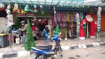 Dampak Covid-19, Omset Penjualan Pernak-Pernik Natal Turun