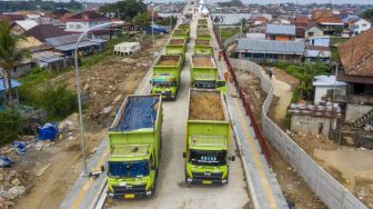 Puluhan truk berada di atas Jembatan Musi VI untuk melakukan uji beban di Palembang, Sumatera Selatan, Selasa (22/12/2020).  [ANTARA FOTO/Nova Wahyudi]
