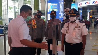 Peserta Rapid Test Antigen Membeludak, Kakorlantas Polri Sidak ke Stasiun Gambir