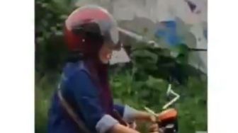 Video Emak-emak Trabas Genangan Air, Ekspresi Ngeselinnya Jadi Sorotan