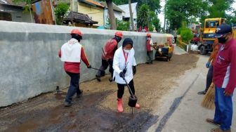 Kemarin Tri Rismaharini Masih 'Ngaspal' Jalan, Sekarang Jadi Menteri Sosial