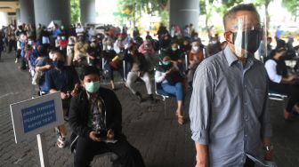 Warga mengantre untuk mengikuti rapid tes antigen di Stasiun Gambir, Jakarta, Selasa (22/12/2020).  ANTARA FOTO/Akbar Nugroho Gumay