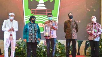 Kado Manis Akhir Tahun, Gubernur Sumbar Sabet Penghargaan Green Leadership