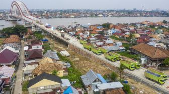 Puluhan truk berada di atas Jembatan Musi VI untuk melakukan uji beban di Palembang, Sumatera Selatan, Selasa (22/12/2020).  [ANTARA FOTO/Nova Wahyudi]
