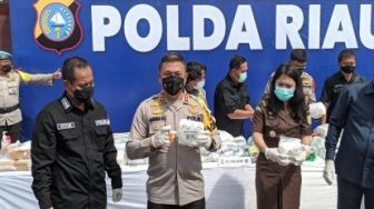 Polda Riau Bakar 111,2 Kilo Sabu dan Blender 34.182 Butir Ekstasi