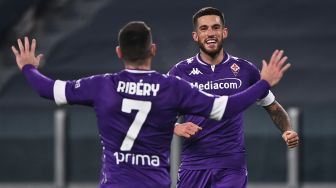 Penyerang Fiorentina Franck Ribery (Kiri) dan bek  Fiorentina Cristiano Biraghi merayakan kemenangan setelah Juventus mencetak gol bunuh diri selama pertandingan sepak bola Serie A Italia Juventus melawan Fiorentina di Allianz Stadium, Rabu (23/12/2020) dini hari WIB. [Marco BERTORELLO / AFP]
