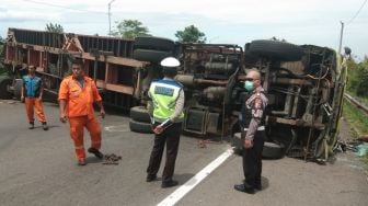 Trailer Terguling di Tol Cipularang akibat Tak Patuhi Petugas, Sopirnya Melarikan Diri