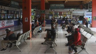 Sejumlah calon penumpang menunggu kedatangan bus di Terminal Kampung Rambutan, Jakarta, Rabu (23/12/2020). [Suara.com/Angga Budhiyanto]