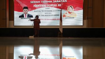 Menteri Sosial Tri Rismaharini memberikan sambutan saat acara serah terima jabatan Menteri Sosial di Kantor Kementerian Sosial, Jakarta, Rabu (23/12/2020). [Suara.com/Angga Budhiyanto]