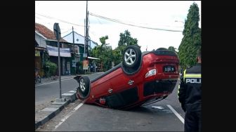 Tabrak Pembatas Jalan, Mobil Ismanto Terguling di Ring Road Selatan