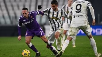 Penyerang Fiorentina Franck Ribery (Kiri) mengalahkan gelandang Juventus Rodrigo Bentancur selama pertandingan sepak bola Serie A Italia Juventus melawan Fiorentina di Allianz Stadium, Rabu (23/12/2020) dini hari WIB. Marco BERTORELLO / AFP