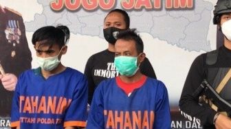 Cuma Dalam Hitungan Detik, 2 Pencuri Ini Bobol Rumah Lalu Bawa Kabur Motor