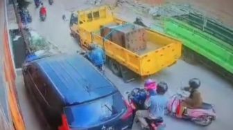 Video Detik-detik Ojol Hampir Tertimpa Muatan Truk, Bikin Merinding