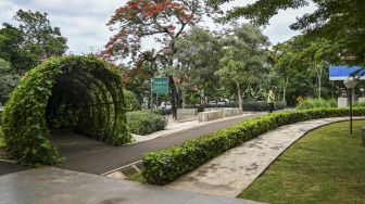 Pekerja beraktivitas di Taman Pintar Berlalu Lintas Tebet, Jakarta, Kamis (24/12/2020). [ANTARA FOTO/Galih Pradipta]
