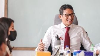 Pakai Dasi Merah, Menparekraf Sandiaga Uno Pamer Rapat Perdananya