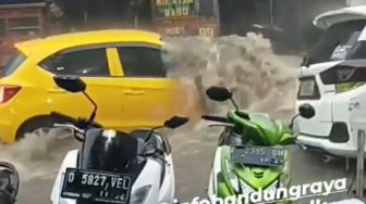 Honda Brio Terseret Banjir di Sukajadi Bandung