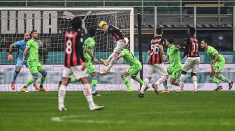 Penyerang AC Milan Ante Rebic mencetak gol dari sebuah sundulan dan membuka skor pada pertandingan Serie A Italia AC Milan melawan Lazio di Stadion San Siro, Milan, Italia, Kamis (24/12) dini hari WIB. [Marco BERTORELLO / AFP]