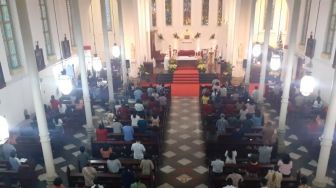 Suasana Khidmat Ibadah Misa Natal 2020 di Gereja Katedral Bogor