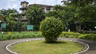 Pekerja beraktivitas di Taman Pintar Berlalu Lintas Tebet, Jakarta, Kamis (24/12/2020). [ANTARA FOTO/Galih Pradipta]
