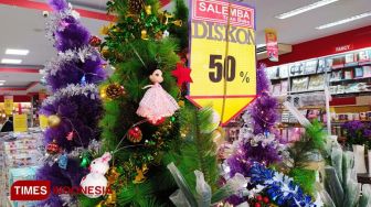 Berburu Pernak-Pernik Natal di Indramayu