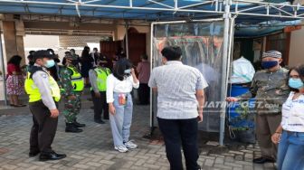 Dibantu Masyarakat, Polisi dan TNI Jaga Ibadah Natal di GKJW Sengkaling