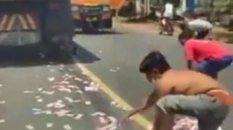 Viral Video Warga Punguti Uang di Jalan, Diduga Nyaris Senilai Rp 100 Juta