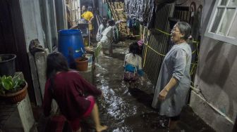 Puluhan Ribu Jiwa Terimbas Banjir Bandung, Sekolah dan Rumah Ibadah Teredam